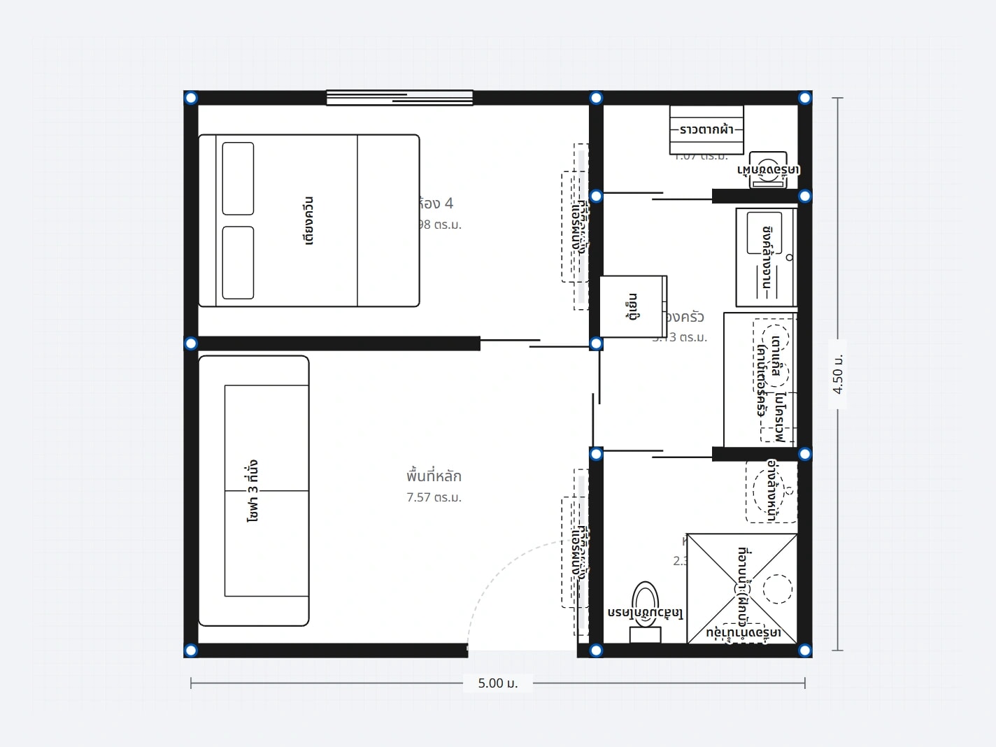 ผังห้องแบบ 2 มิติ ของห้องจริงขนาด 5.00 × 4.50 เมตร แบ่งเป็นห้องนอน ที่นั่งเล่น ห้องครัว ห้องน้ำ และมุมซักล้าง เห็นประตู หน้าต่าง เฟอร์นิเจอร์ และขนาดพื้นที่ของแต่ละส่วน